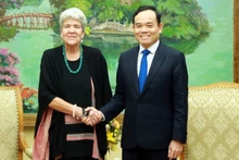 El vice primer ministro de Vietnam Tran Luu Quang y la subsecretaria de Comercio de Estados Unidos, Marisa Lago. (Fotografía: VGP)