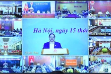 El primer ministro vietnamita, Pham Minh Chinh, preside una conferencia en línea sobre el desarrollo del turismo nacional de manera rápida y sostenible con las 63 provincias y ciudades del país. (Fotografía: Nhan Dan)