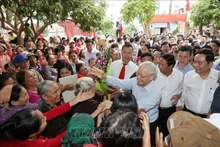 El secretario general del Partido Comunista de Vietnam, Nguyen Phu Trong, y pobladores en el Festival de Gran Unidad Nacional en la ciudad de Hai Phong en noviembre de 2017. (Fotografía: VNA)