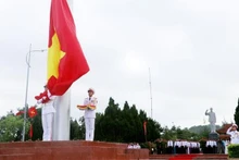 Ceremonia de izamiento de bandera en la isla de Co To con motivo de la visita del Tío Ho. (Fotografía: VNA)