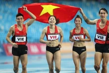 Atletas vietnamitas celebran su triunfo en la modalidad de relevo mixto 4x400 metros. (Fotografía: VNA)