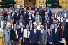 El presidente Nguyen Xuan Phuc y los científicos visitantes. (Fotografía: VNA)