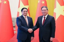 El primer ministro de Vietnam, Pham Minh Chinh (izquierda), y su par chino, Li Qiang, en su visita al país vecino en junio de 2023. (Fotografía: VGP)