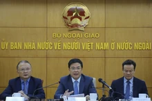 El viceministro de Relaciones Exteriores y también presidente del Comité Estatal de Vietnamitas en el Extranjero, Pham Quang Hieu (medio). (Fotografía: VNA)