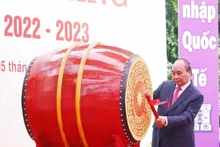 El presidente de Vietnam, Nguyen Xuan Phuc, toca el tambor para inaugurar el nuevo año escolar en el Bachillerato especializado en Ciencia Natural de la Universidad Nacional de Hanói. (Fotografía: VNA)