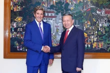 El enviado especial presidencial para el Clima de Estados Unidos, John Kerry, y el ministro de Seguridad Pública de Vietnam, To Lam. (Fuente: bocongan.gov.vn)