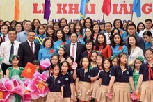 El primer ministro Pham Minh Chinh posa junto con maestros y alumnos de la escuela. (Fotografía: Nhan Dan)