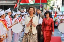 La directora general de la Unesco, Audrey Azoulay, asistió a una ceremonia inicial del nuevo año escolar en Hanói. (Fotografía: VNA)