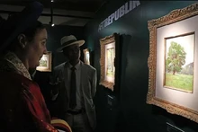 La audiencia contempla las pinturas en la exposición. (Fotografía: VNA)