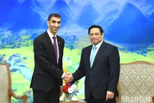 [Foto] Premier vietnamita recibe a dirigente emiratí de Comercio Internacional