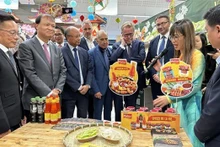 El viceministro vietnamita de Industria y Comercio Do Thang Hai (segundo desde la izquierda) y otros delegados en un área que exhibe productos vietnamitas en un supermercado de Systeme U. (Fotografía: VNA)