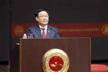 El presidente de la Asamblea Nacional de Vietnam, Vuong Dinh Hue, en la Universidad de Economía Internacional y Nacional de Bulgaria. (Fotografía: VNA)