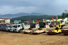 Vehículos y equipos preparados para el proyecto destinado a elevar la calidad de la Ruta Nacional 14E. (Fotografía: VNA)