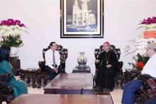 El miembro del Buró Político del Comité Central del Partido y secretario del Comité partidista en Ciudad Ho Chi Minh, Nguyen Van Nen, y el arzobispo José Nguyen Nang de la Arquidiócesis municipal. (Fotografía: VNA)