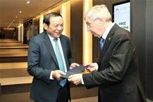 El ministro de Cultura, Deportes y Turismo de Vietnam, Nguyen Van Hung, y el presidente del COI, Thomas Bach. (Fotografía: VNA)