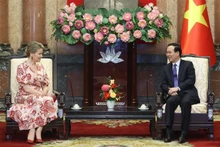 El presidente de Vietnam, Vo Van Thuong, recibe a la reina Matilde de Bélgica, también presidenta honoraria de Unicef Bélgica. (Fotografía: VNA)