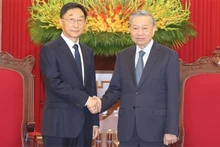 El secretario general del Partido Comunista de Vietnam y presidente del país, To Lam, y Liu Ning, miembro del Comité Central del Partido Comunista de China (PCCh) y secretario del Comité del PCCh de la Región Autónoma Zhuang de Guangxi. (Fotografía VNA)