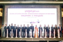 El secretario general del Partido Comunista de Vietnam, To Lam, y delegados asisten al acto de anuncio de una ruta aérea directa que conecta Singapur y Phu Quoc. (Fotografía: VNA)