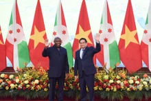 El primer ministro de Vietnam, Pham Minh Chinh, y el presidente de Burundi, Évariste Ndayishimiye. (Fotografía: Nhan Dan)