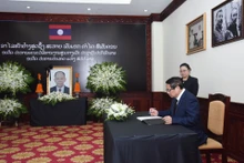 El primer ministro de Vietnam, Pham Minh Chinh, escribe en el libro de condolencias. (Fotografía: Nhan Dan)