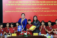 Las esposas de los primeros ministros de Vietnam y Laos entregan regalos a niños de la Aldea Infantil SOS en la provincia de Thai Binh. (Fotografía: VNA)