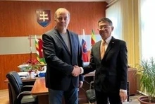 El embajador vietnamita en Eslovaquia, Nguyen Tuan (derecha), se reúne con el alcalde de Horne Saliby, Pavol Dobossy. (Fotografía: VNA)