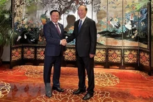 El miembro del Buró Político del Comité Central del Partido Comunista de Vietnam (PCV) y secretario del Comité del PCV en Hanói, Dinh Tien Dung (izquierda). y Huang Kunming, secretario del Comité del Partido Comunista de China en Guangdong. (Fotografía: VNA)