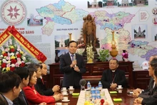 El vicepremier Tran Luu Quang felicita a los católicos en el Palacio Episcopal de diócesis Lang Son-Cao Bang. (Fotografía: VNA)