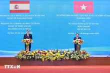 El primer ministro de Vietnam, Pham Minh Chinh, y el presidente del Gobierno español, Pedro Sánchez, ofrecen una rueda de prensa conjunta. (Fotografía: VNA)