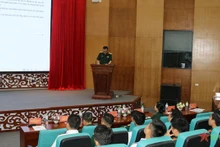 El primer coronel Nguyen Ba Hung, subdirector del Departamento de Operaciones de Mantenimiento de la Paz de Vietnam, interviene en la cita. (Fotografía: qdnd.vn)
