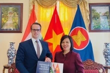 La embajadora de Vietnam en Hungría, Nguyen Thi Bich Thao, y el editor en jefe de la Revista Eurasia de la Universidad de John von Neumann de Hungría, Levente Horvath. (Fotografía: VNA)