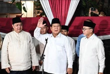 Prabowo Subianto (centro) habla con la prensa. (Fotografía: Xinhua/VNA)