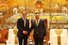 Los dos funcionarios. (Fotografía: hanoimoi.vn)