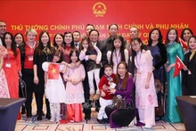 El primer ministro Pham Minh Chinh y su cónyuge se reúnen con representantes de la comunidad vietnamita en Turquía. (Fotografía: VNA)
