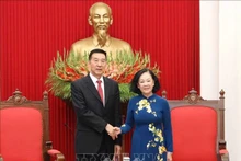 La miembro del Buró Político y permanente del Secretariado del Comité Central del Partido Comunista de Vietnam y jefa de su Comisión de Organización, Truong Thi Mai, recibe al miembro del Comité Central del Partido Comunista de China y vicepresidente de la CCPPCh, Wang Yong. (Fotografía: VNA)