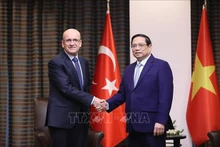 El primer ministro de Vietnam, Pham Minh Chinh (derecha), saluda al ministro turco de Hacienda y Finanzas, Mehmet Simsek. (Fotografía: VNA)