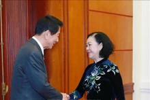 La miembro del Buró Político y permanente del Secretariado del Comité Central del Partido Comunista de Vietnam y jefa de su Comisión de Organización, Truong Thi Mai, recibe al exembajador especial Vietnam-Japón Sugi Ryotaro. (Fotografía: VNA)