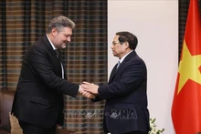 El primer ministro de Vietnam, Pham Minh Chinh, y un gerente del grupo Hayat Holding. (Fotografía: VNA)