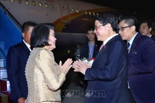 El vicepresidente de la Asamblea Nacional de Vietnam Nguyen Duc Hai recibe a la titular de la Asamblea Nacional de Camboya, Samdech Moha Rathsapheathika Thipadei Khuon Sudary, en el aeropuerto. (Fotografía: VNA)