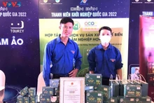 Jóvenes de la provincia de Hoa Binh presentan productos peculiares de su localidad. (Fotografía: tienphong.vn) 