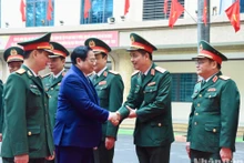 [Foto] Premier vietnamita felicita por Tet a artistas militares
