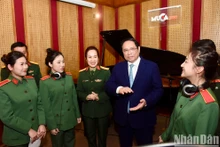 El primer ministro Pham Minh Chinh y estudiantes de la Universidad. (Fotografía: Nhan Dan)