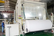 La empresa dedicada a la producción de papel Xuan Mai, en el parque industrial de Hiep Phuoc, aplica maquinaria moderna para ayudar a producir de forma más limpia y reducir las emisiones al medio ambiente. (Fotografía: VNA)