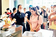 Visitantes al Museo de Quang Ninh escanean entradas con código QR para acceder al recinto. (Fotografía: Nhan Dan)
