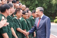 El secretario general del Partido Comunista de Vietnam y presidente del país, To Lam, se reúne con los veteranos de la División 308 del Ejército Popular de Vietnam. (Fotografía: VNA)
