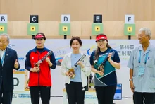 La medallista vietnamita Trinh Thu Vinh (de chaqueta roja). (Fotografía: sggp.org.vn)
