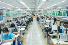 Trabajadores en la fábrica textil Bowker Vietnam, en la provincia de Binh Duong. (Fotografía: VNA)