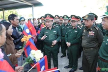 El viceministro de Defensa, coronel general Hoang Xuan Chien, participa en la inspección. (Fotografía: qdnd.vn)