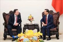 El vice primer ministro de Vietnam Le Minh Khai recibe al embajador de Estados Unidos en Hanói, Marc E. Knapper. (Fotografía: VNA)