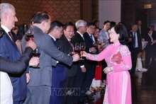 La subsecretaria del Comité partidista municipal y presidenta del Consejo Popular, Nguyen Thi Le, y delegados al encuentro. (Fotografía: VNA)